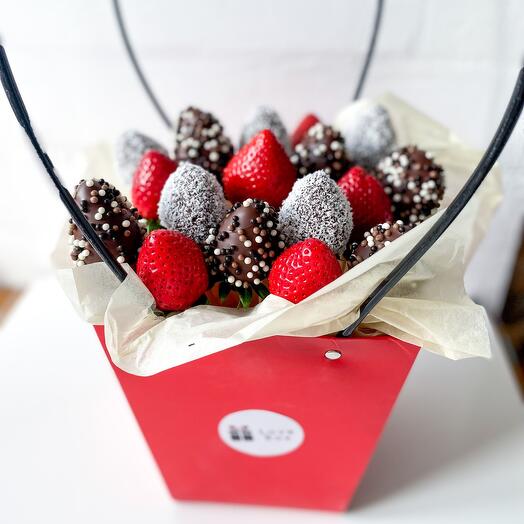 Клубника в шоколаде с цветами, Цветы и подарки в Воронеже, купить по ...