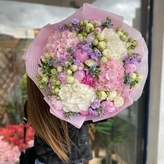 Mezcla de bayas, peonías, hortensias, rosas