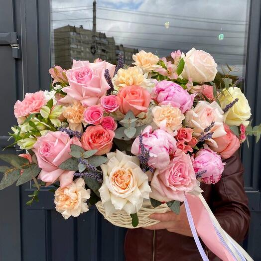 Корзина с пионами