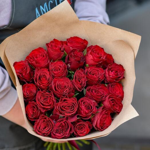25 кенийских роз 40 см в крафте под ленту