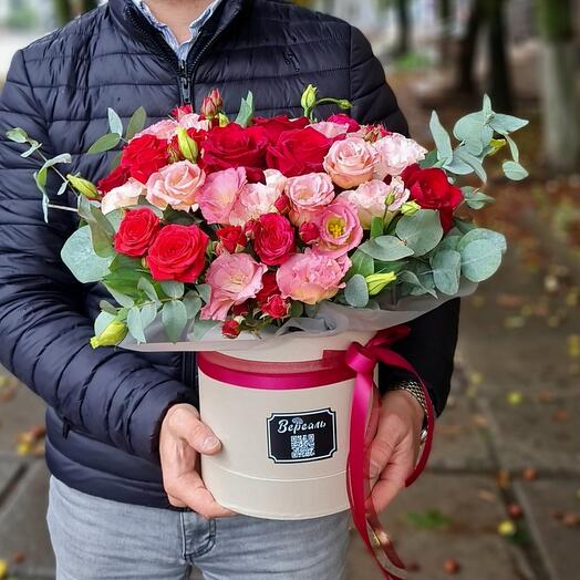 Box with red roses and eustoma