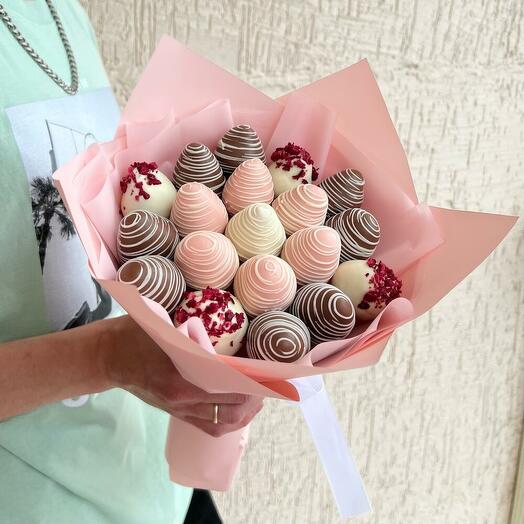 Ramo de fresas en chocolate "Tenderness Bouquet"