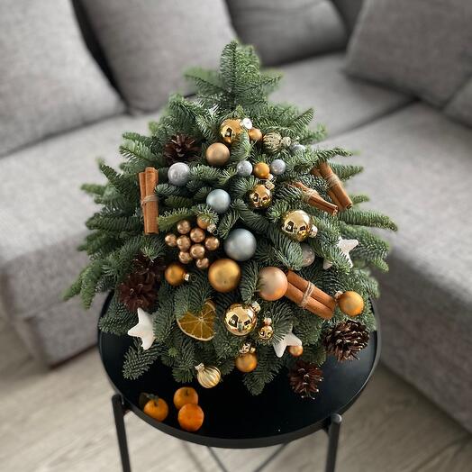 Ёлка из нобилиса с украшениями