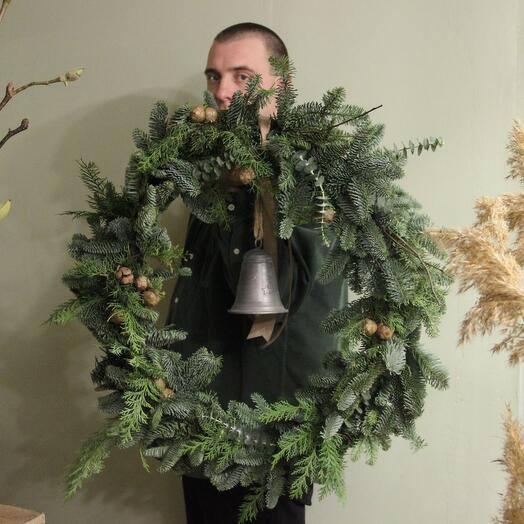 Большой хвойный венок с колоколом