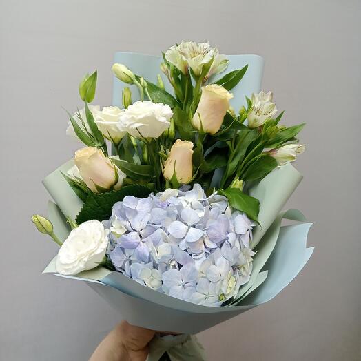 Hortensias y rosas