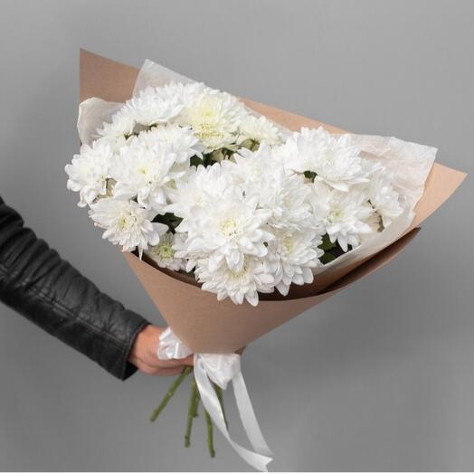 Bouquet of 5 white chrysanthemums in craft