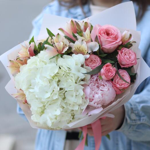 Ramo prefabricado. Hortensia, peonía, rosas en forma de peonía, alstroemeria