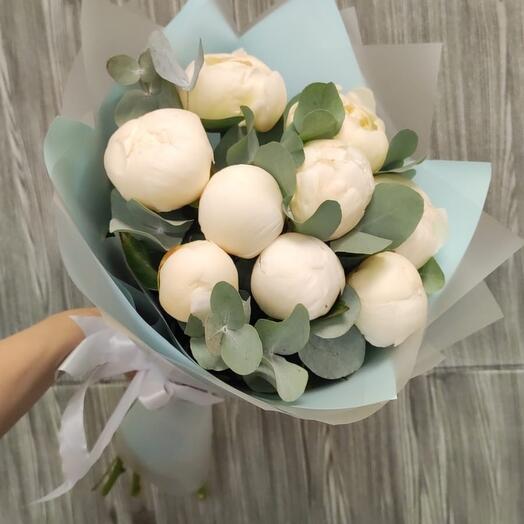Bouquet of 9 white peonies