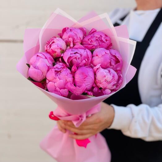 Bouquet of 9 bright peonies
