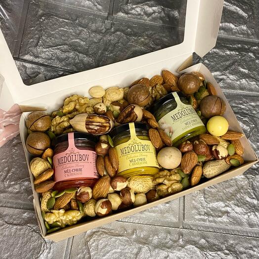 Caja con nueces y deliciosa crema de miel de tres tipos