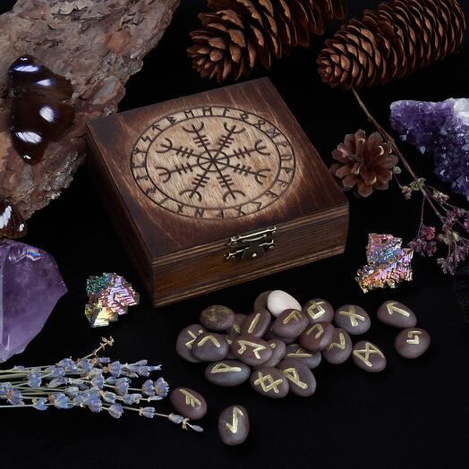 Руны из камня в деревянной коробке