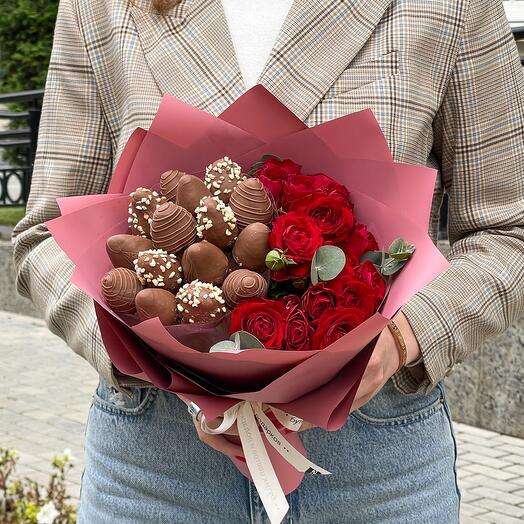 Букет из красных роз и клубники в шоколаде (15 шт) Miranda