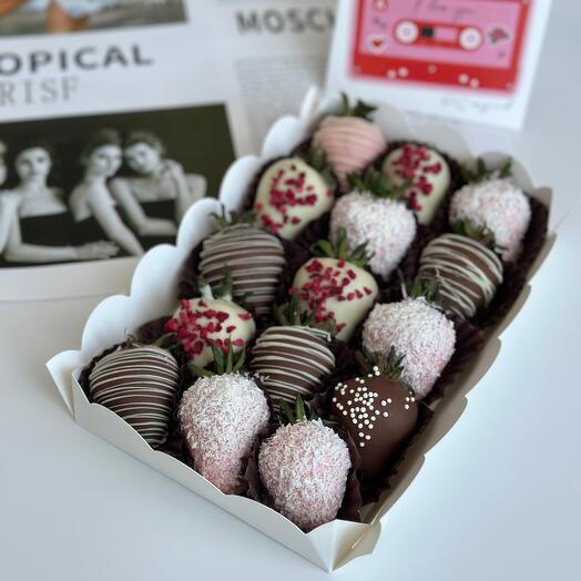 Клубника в шоколаде Mix Berry ( 13-15 ягод)