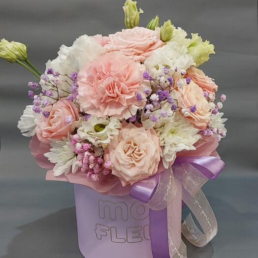 Bouquet of peony-shaped roses in a hatbox
