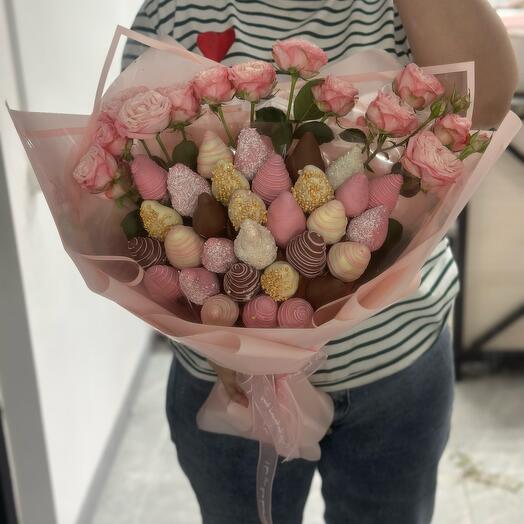 Букет из кустовых роз и клубники в шоколаде