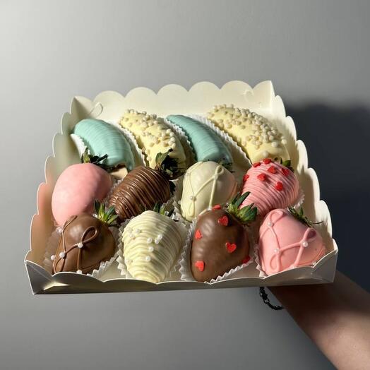 Chocolate–covered strawberries and bananas - Grazia set
