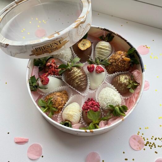 Клубника в шоколаде «Микс» (12-18 ягод)