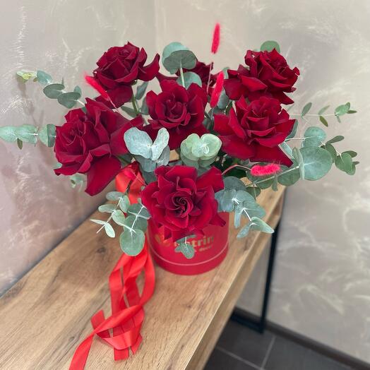 Коробка с красными розами и эвкалиптом🌹