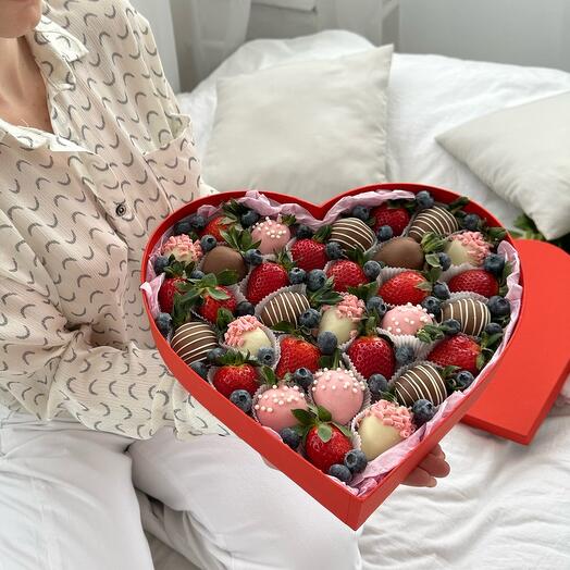 Corazón lleno de fresas