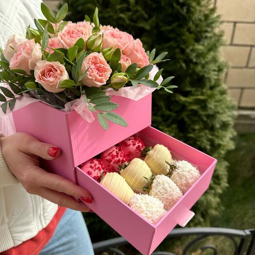 Клубника в шоколаде в шкатулке с кустовыми розами к 14 февраля