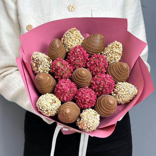 Bouquet of chocolate-covered strawberries 19 pcs Bright