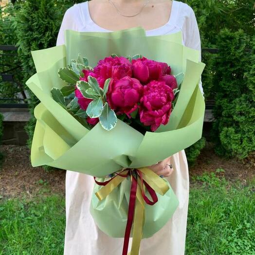 Bouquet of 11 burgundy peonies