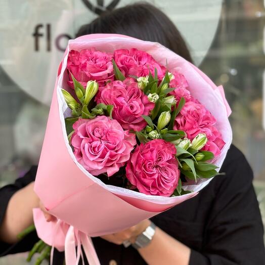 Peony-shaped roses with alstroemeria