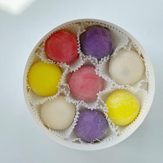 Подарочный набор пирожных моти в круглой коробке 8 шт