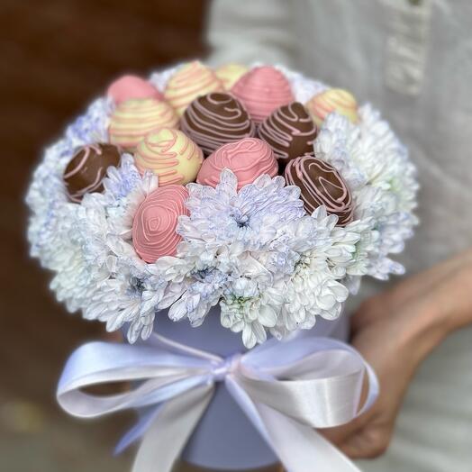 Коробка из клубники в шоколаде и хризантемы