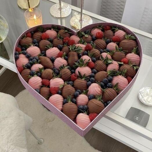 Клубника в шоколаде с голубикой