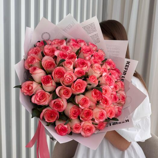 45 rosas en un paquete de diseño