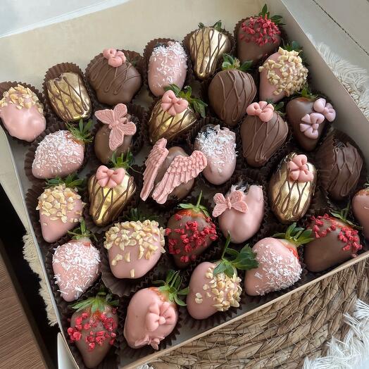 Клубники и королевские финики в шоколаде