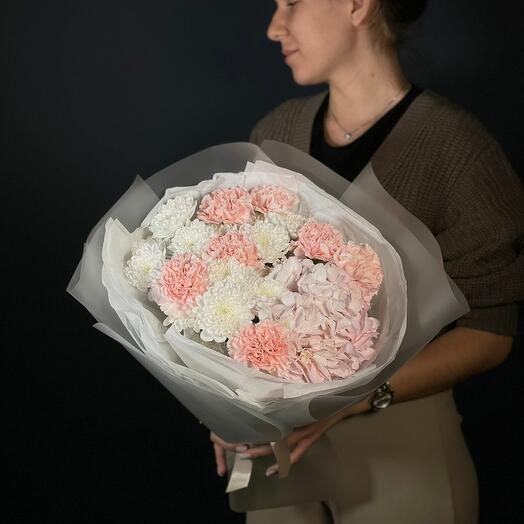 Букет из диантусов, гортензии и хризантемы