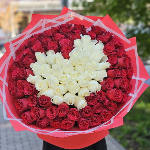 Букет бело красное сердце