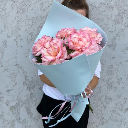 Розовые ажурные розы