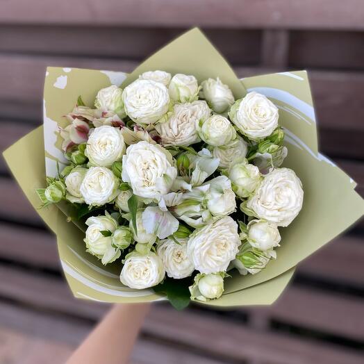 Bouquet of bush roses with alstroemeria
