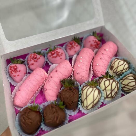 Клубника в шоколаде и бананы