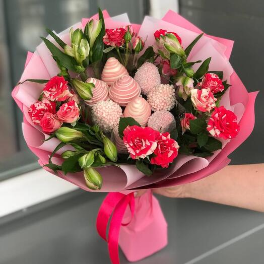 Комплимент с цветами и клубникой в шоколаде 🌸