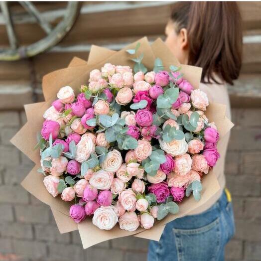 21 кустовая пионовидная роза с эвкалиптом🌹