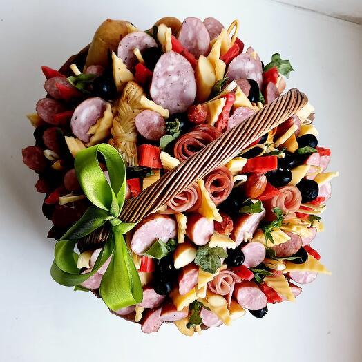 Корзина с колбасами и сырами