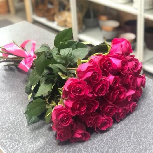 25 rosas carmesí