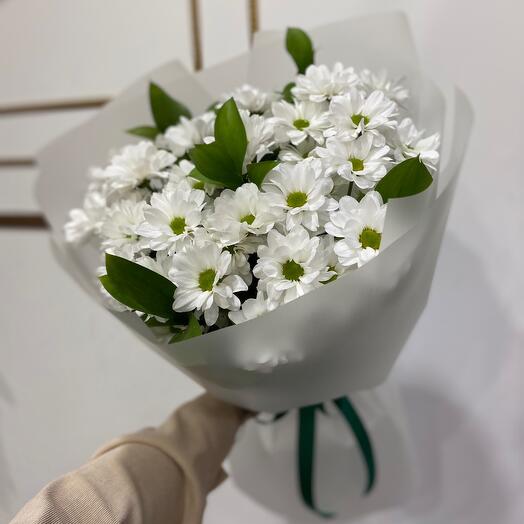 Букет ромашковых хризантем с рускусом🌿