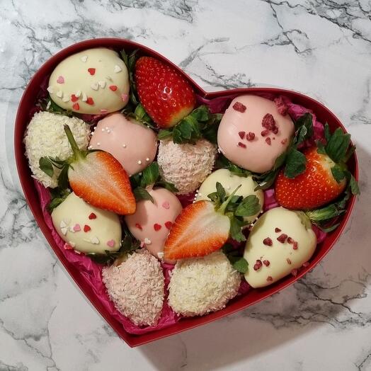 Клубника в шоколаде в коробочке сердце (12-16 ягод)