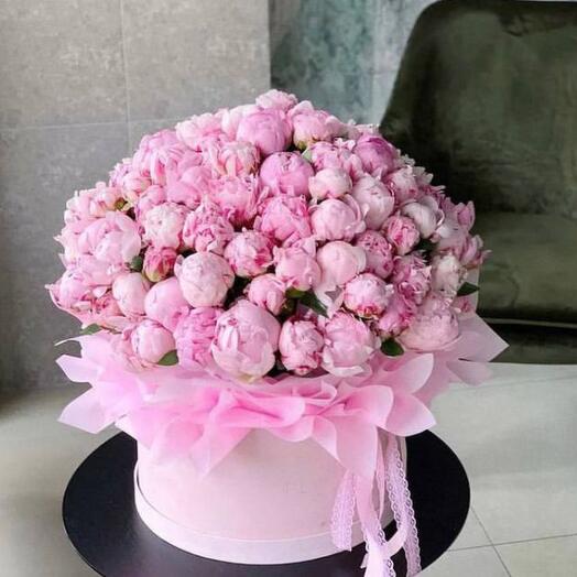 Bouquet of 101 pink peonies in hatbox