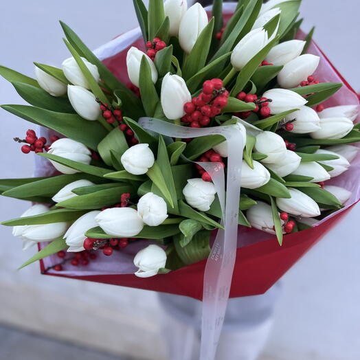 Tulipanes con llex rojo