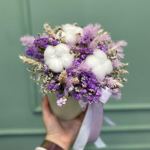 Коробочка с хлопком, статицей и аспарагусом