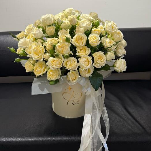 Caja XL con rosas de arbusto blanco
