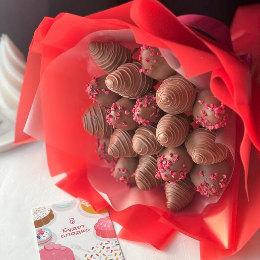 Strawberry bouquet in milk chocolate red