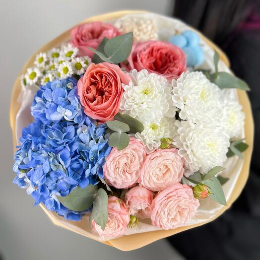Ramo brillante con hortensias azules, rosas peonías y crisantemo