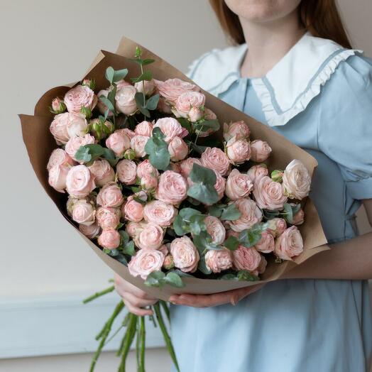 Букет кустовых роз 19 шт с эвкалиптом "Покорила меня"